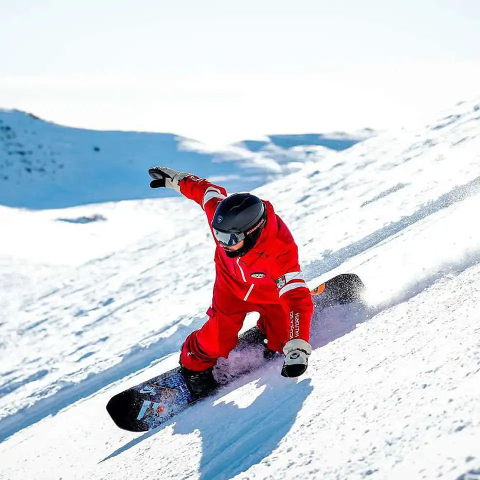 Snowboarder sulla pista innevata